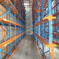 ขับรถในคลังสินค้าชั้นวาง